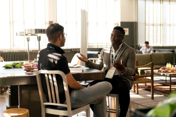 2 people having a meeting