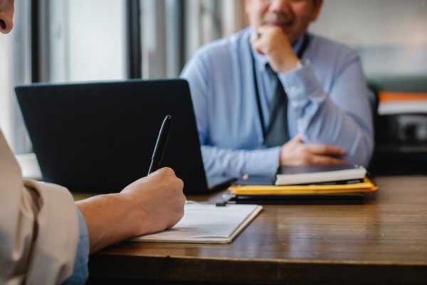 2 people having a meeting