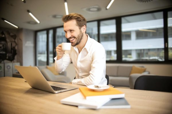 man drinking coffee on laptop