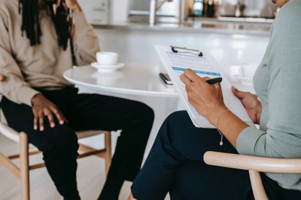 2 people having a meeting